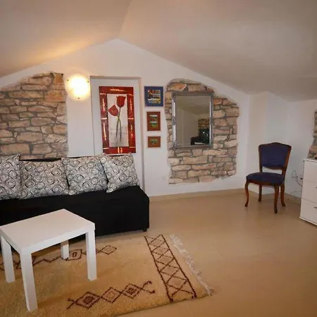 Beautiful Holiday In Rovinj With Private Terrace בית נופש