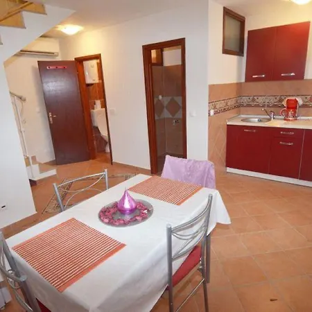 בית נופש Beautiful Holiday In Rovinj With Private Terrace *